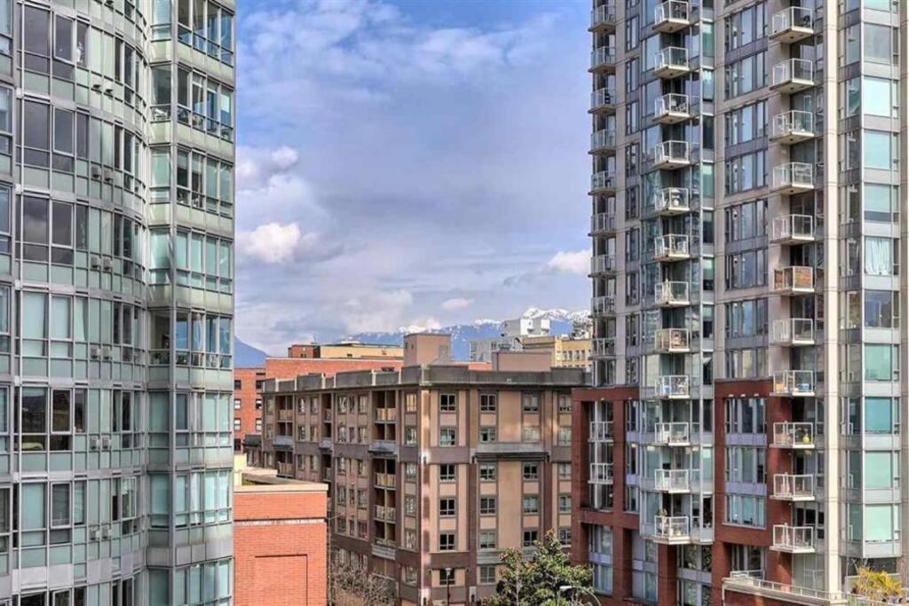 Lovely One-Bedroom Apartment With Pool, Hot Tub, And Gym In The Heart Of Downtown, Skytrain 3Min Away バンクーバー エクステリア 写真