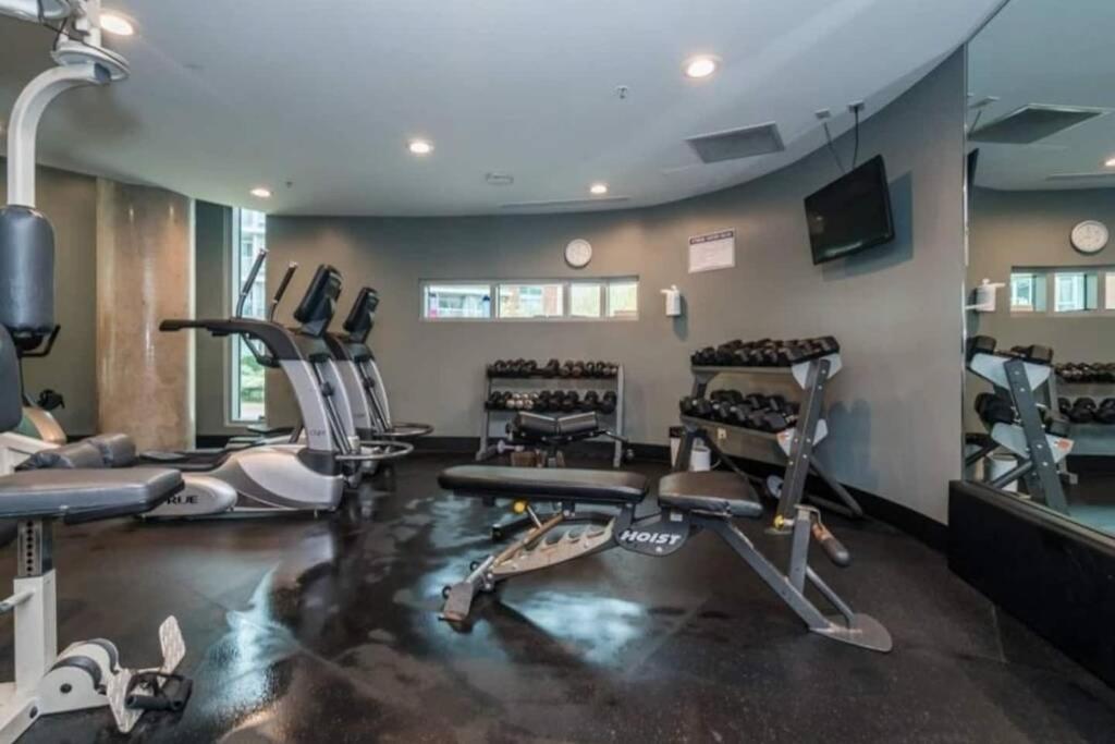 Lovely One-Bedroom Apartment With Pool, Hot Tub, And Gym In The Heart Of Downtown, Skytrain 3Min Away バンクーバー エクステリア 写真