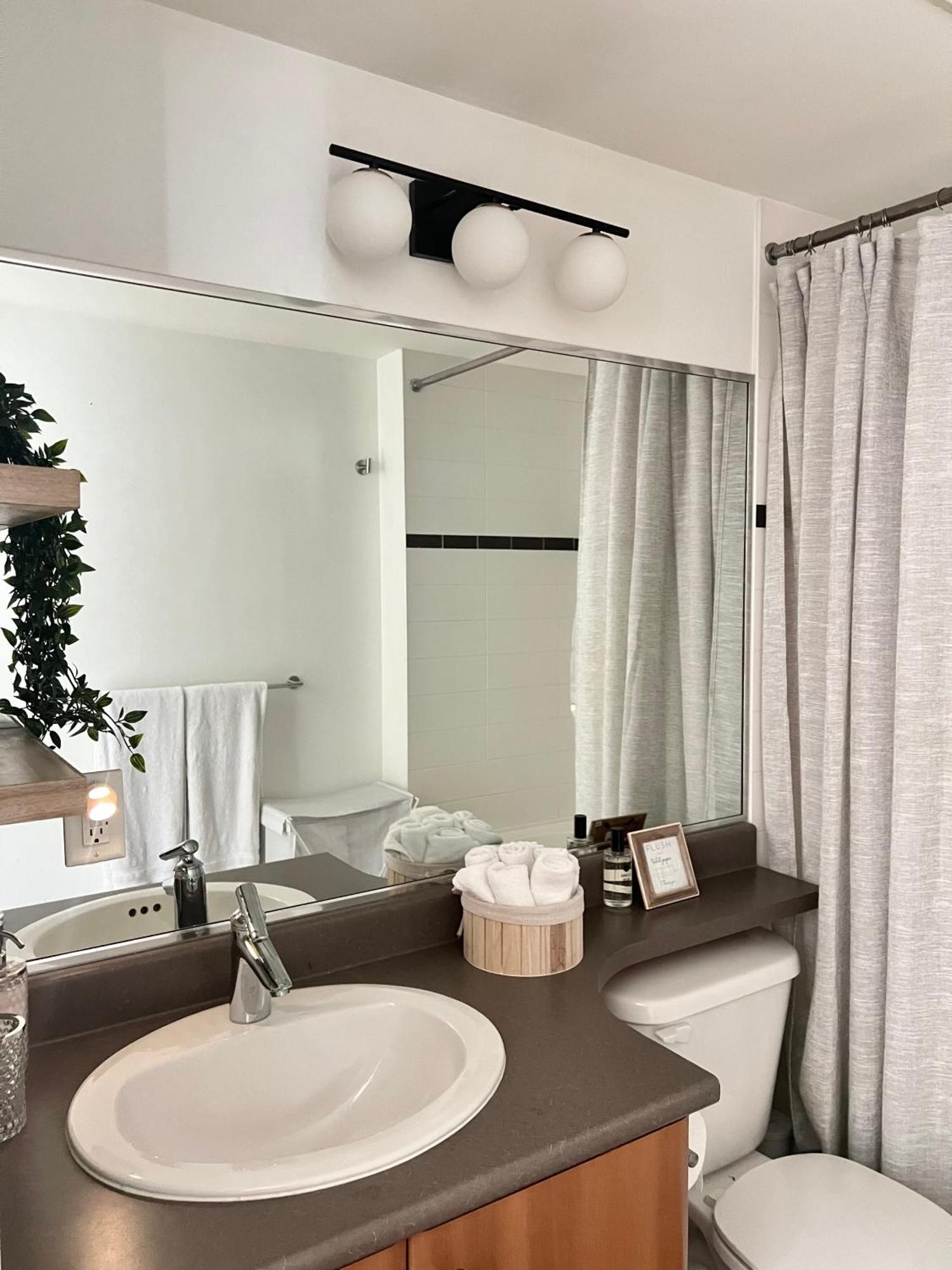 Lovely One-Bedroom Apartment With Pool, Hot Tub, And Gym In The Heart Of Downtown, Skytrain 3Min Away バンクーバー エクステリア 写真