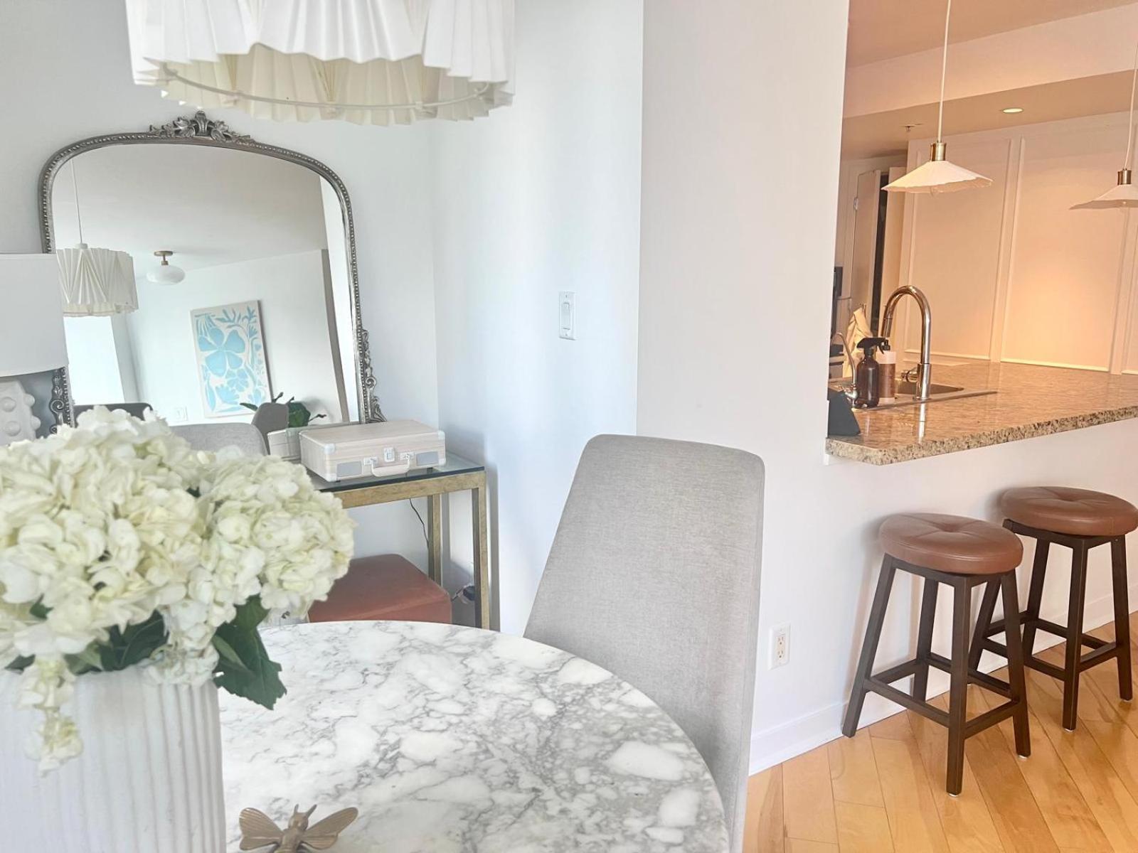 Lovely One-Bedroom Apartment With Pool, Hot Tub, And Gym In The Heart Of Downtown, Skytrain 3Min Away バンクーバー エクステリア 写真