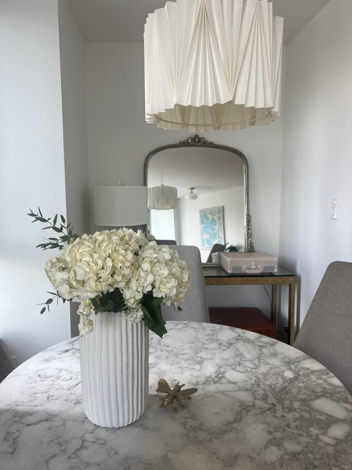 Lovely One-Bedroom Apartment With Pool, Hot Tub, And Gym In The Heart Of Downtown, Skytrain 3Min Away バンクーバー エクステリア 写真