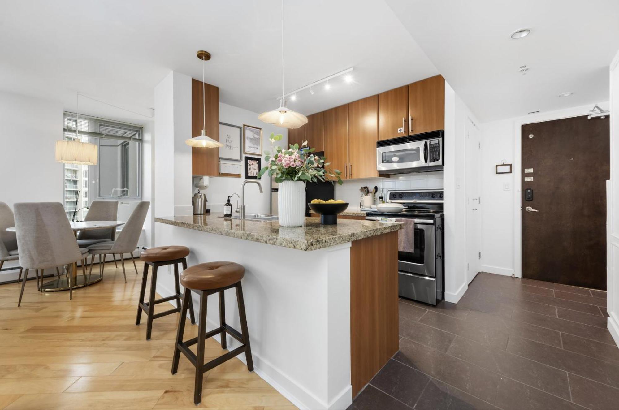Lovely One-Bedroom Apartment With Pool, Hot Tub, And Gym In The Heart Of Downtown, Skytrain 3Min Away バンクーバー エクステリア 写真