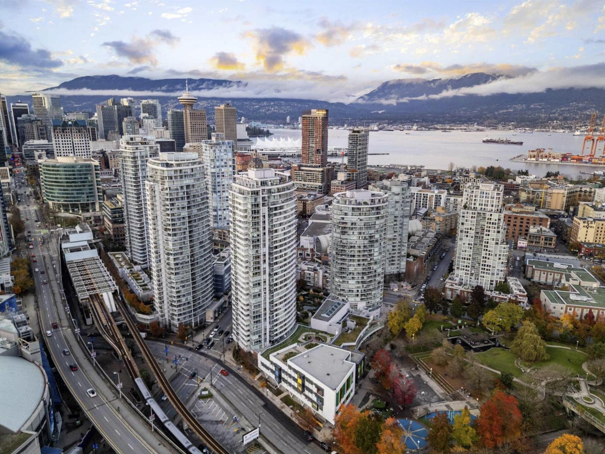 Lovely One-Bedroom Apartment With Pool, Hot Tub, And Gym In The Heart Of Downtown, Skytrain 3Min Away バンクーバー エクステリア 写真