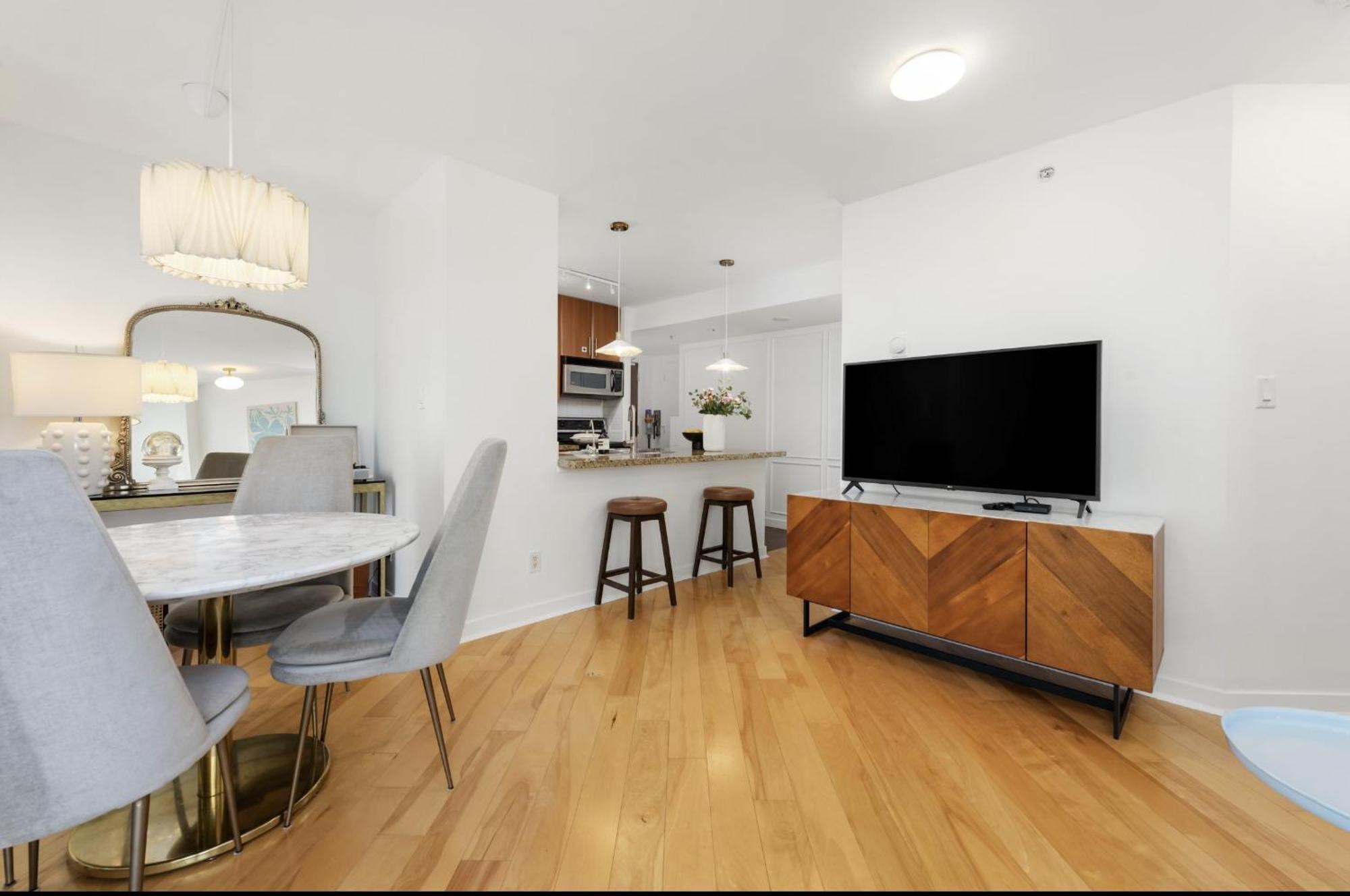 Lovely One-Bedroom Apartment With Pool, Hot Tub, And Gym In The Heart Of Downtown, Skytrain 3Min Away バンクーバー エクステリア 写真
