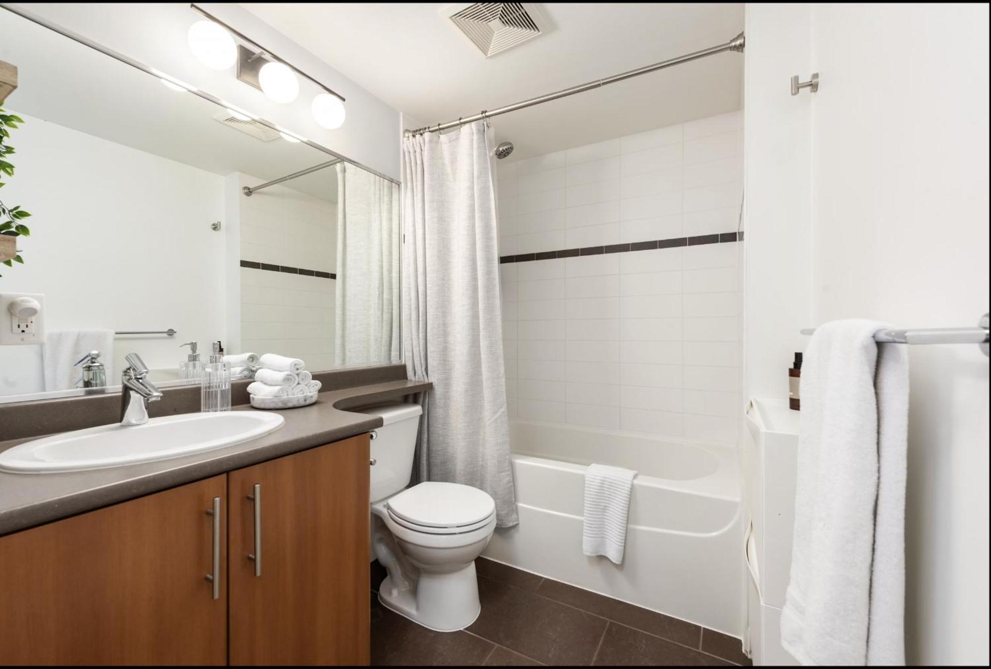 Lovely One-Bedroom Apartment With Pool, Hot Tub, And Gym In The Heart Of Downtown, Skytrain 3Min Away バンクーバー エクステリア 写真